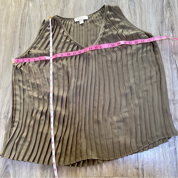 COPY - Michael KORS accordion sleeveless boho blouse in beautiful olive green c… - Picture 8 of 8